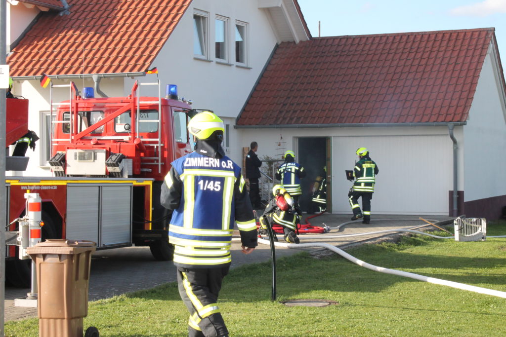 Foto: Feuerwehr | Die Feuerwehr bei den Rettungs- und Löschmaßnahmen am Übungsobjekt.